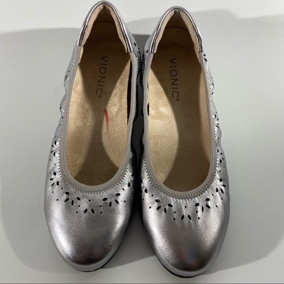 Vionic Shoes - Vionic Flats Shoes Silver Women’s sz 7